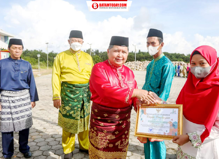 Wakil Bupati Kepulauan Anambas saat menyerahkan piagam penghargaan kepada salah satu siswi terbaik Anambas